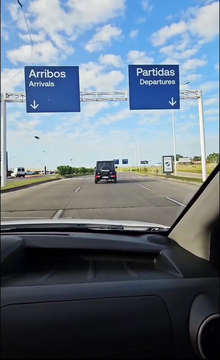 La avenida hacia el aeropuerto, con los carteles de Arribos y Partidas