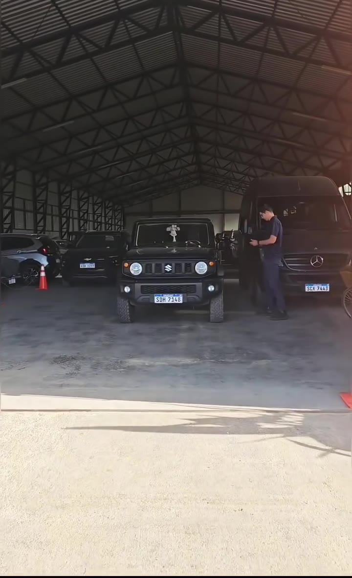 La camioneta ya guardada bajo el techo del parking
